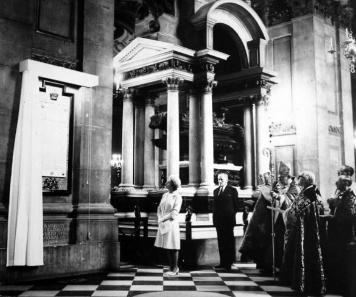A black and white photograph of Her Majesty the Queen unveiling the Memorial to the Indian Army at Saint Paul’s Cathedral